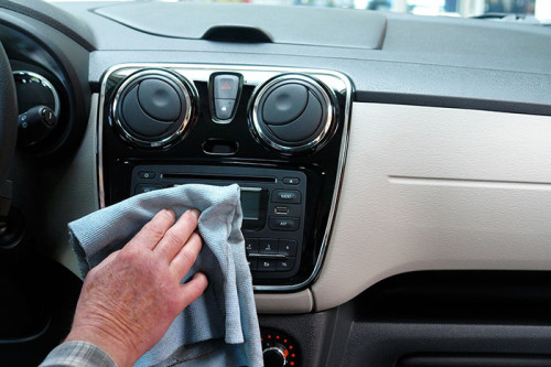 Moquette de voiture : comment s'effectue son nettoyage ?